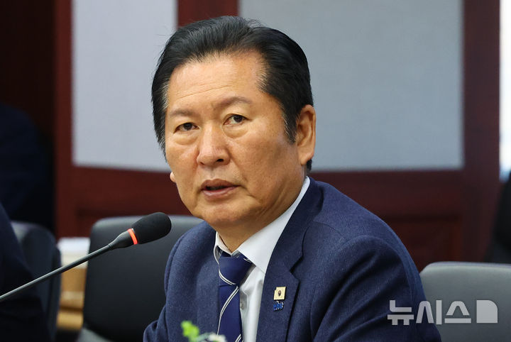 [인천=뉴시스] 황준선 기자 = 정청래 더불어민주당 대표가 24일 오전 인천 한국가스공사 인천기지본부에서 열린 더불어민주당-한국가스공사 인천 LNG기지 현장방문 간담회에서 발언하고 있다. 2026.04.24. hwang@newsis.com