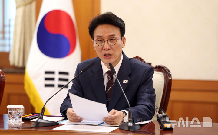 [서울=뉴시스] 김선웅 기자 = 김민석 국무총리가 24일 서울 종로구 정부서울청사에서 열린 성장엔진 연계 지역인재 양성 관계장관회의에서 모두발언을 하고 있다. 2026.04.24. mangusta@newsis.com