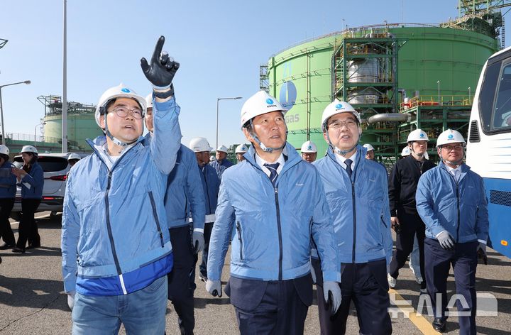 [인천=뉴시스] 황준선 기자 = 정청래 더불어민주당 대표가 24일 오전 인천 한국가스공사 인천 LNG 생산기지를 둘러보고 있다. 2026.04.24. hwang@newsis.com