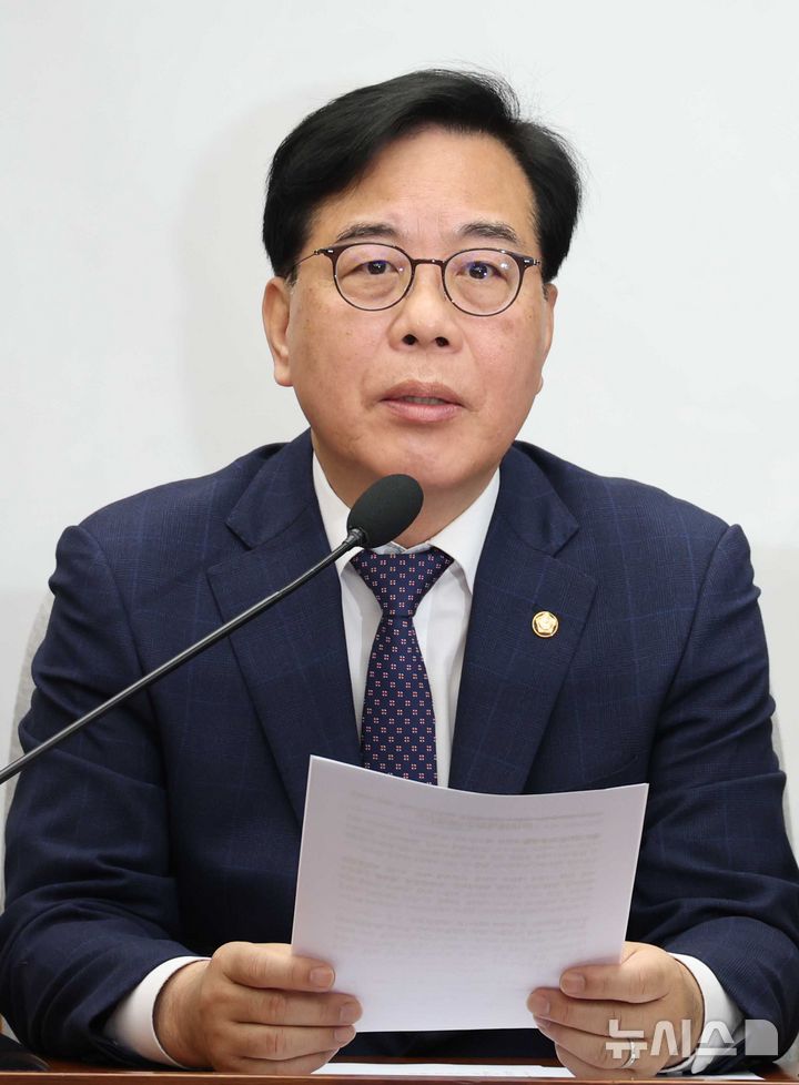 [서울=뉴시스] 조성봉 기자 = 송언석 국민의힘 원내대표가 24일 오전 서울 여의도 국회에서 열린 원내대책회의에서 발언을 하고 있다. 2026.04.24. suncho21@newsis.com