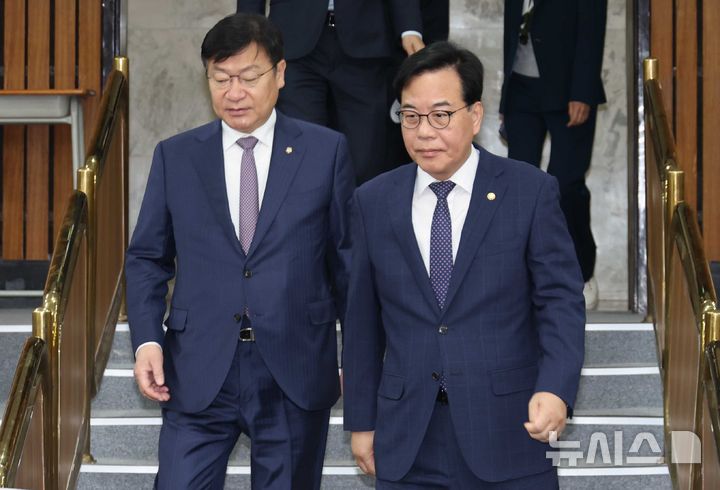 [서울=뉴시스] 조성봉 기자 = 송언석 국민의힘 원내대표와 정점식(앞줄 왼쪽) 정책위의장이 24일 오전 서울 여의도 국회에서 열린 원내대책회의에 참석하고 있다. 2026.04.24. suncho21@newsis.com