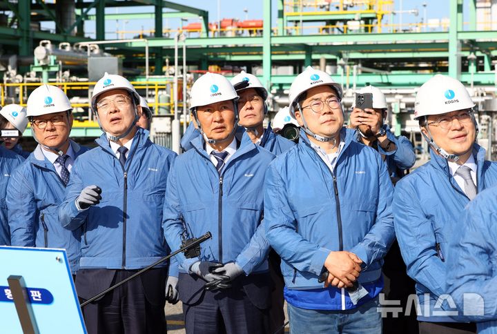 [인천=뉴시스] 황준선 기자 = 정청래 더불어민주당 대표가 24일 오전 인천 한국가스공사 인천 LNG 생산기지를 방문해 박찬대 더불어민주당 인천시장 후보 등과 설명을 듣고 있다. 2026.04.24. hwang@newsis.com