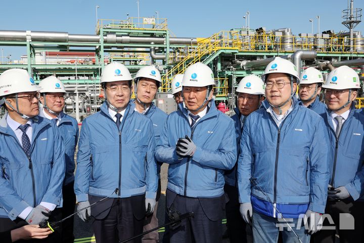 [인천=뉴시스] 황준선 기자 = 더불어민주당 정청래 대표와 박찬대 인천시장 후보가 24일 오전 인천 한국가스공사 인천 LNG 생산기지를 방문해 관계자로부터 시설 관련 설명을 듣고 있다. 2026.04.24. hwang@newsis.com
