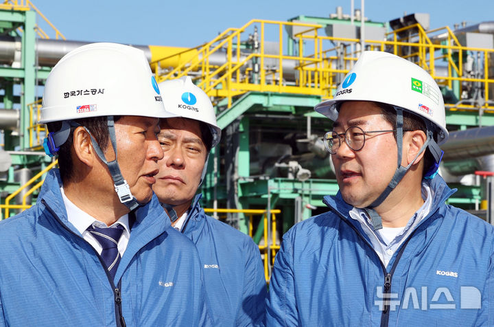 [인천=뉴시스] 황준선 기자 = 정청래 더불어민주당 대표가 24일 오전 인천 한국가스공사 인천 LNG 생산기지를 방문해 박찬대 더불어민주당 인천시장 후보와 대화하고 있다. 2026.04.24. hwang@newsis.com