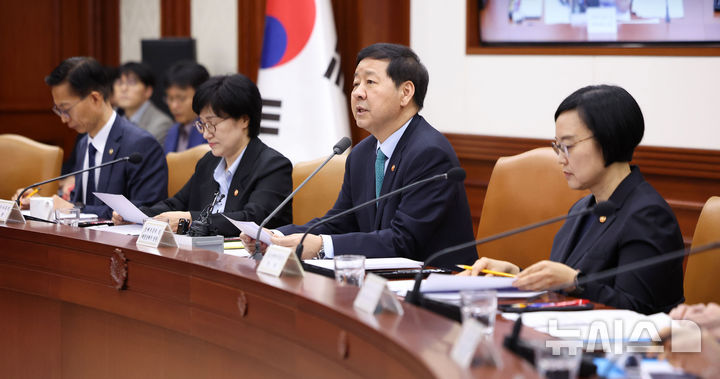 [서울=뉴시스] 김선웅 기자 = 구윤철 부총리 겸 재정경제부 장관이 24일 서울 종로구 정부서울청사에서 열린 비상경제본부회의 겸 국가창업시대 전략회의에서 모두발언을 하고 있다. 2026.04.24. mangusta@newsis.com