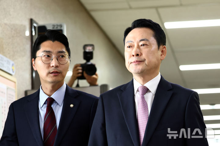 [서울=뉴시스] 고승민 기자 = 장동혁 국민의힘 대표가 24일 서울 여의도 국회에서 현안 브리핑을 하기을 위해 회의실로 향하고 있다. 2026.04.24. kkssmm99@newsis.com