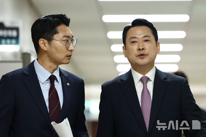 [서울=뉴시스] 고승민 기자 = 장동혁 국민의힘 대표가 24일 서울 여의도 국회에서 현안 브리핑을 하기을 위해 회의실로 향하며 박준태 비서실장과 대화하고 있다. 2026.04.24. kkssmm99@newsis.com