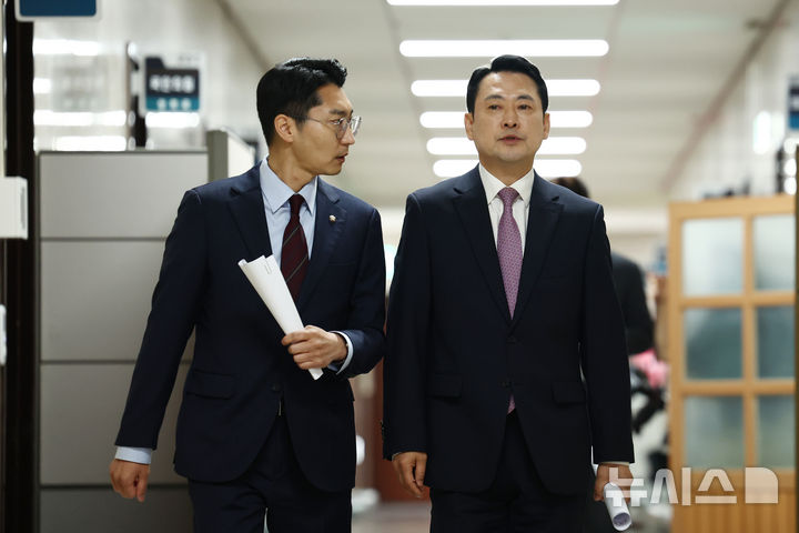 [서울=뉴시스] 고승민 기자 = 장동혁 국민의힘 대표가 24일 서울 여의도 국회에서 현안 브리핑을 하기을 위해 회의실로 향하며 박준태 비서실장과 대화하고 있다. 2026.04.24. kkssmm99@newsis.com