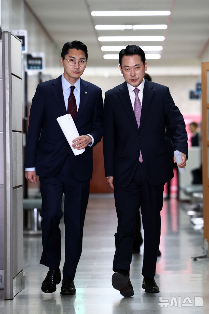 [서울=뉴시스] 고승민 기자 = 장동혁 국민의힘 대표가 24일 서울 여의도 국회에서 현안 브리핑을 하기을 위해 회의실로 향하며 박준태 비서실장과 대화하고 있다. 2026.04.24. kkssmm99@newsis.com