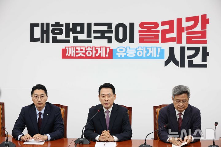 [서울=뉴시스] 조성봉 기자 = 장동혁 국민의힘 대표가 24일 오전 서울 여의도 국회에서 열린 '정동영 통일부 장관 해임안' 등 현안 관련 기자간담회에서 취재진의 질문에 답변하고 있다. 2026.04.24. suncho21@newsis.com