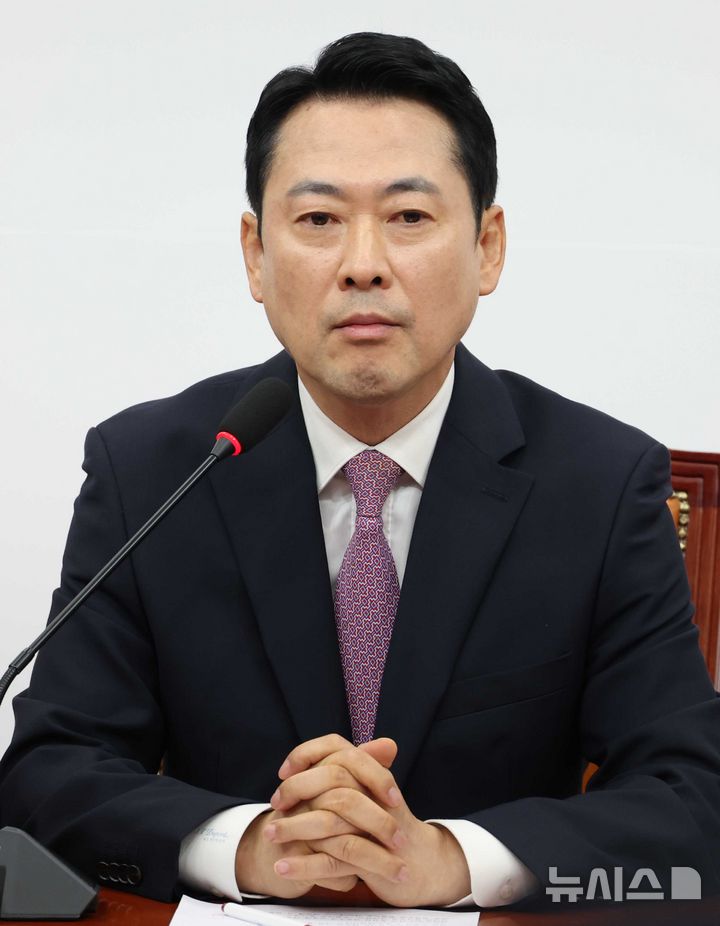 [서울=뉴시스] 조성봉 기자 = 장동혁 국민의힘 대표가 24일 오전 서울 여의도 국회에서 열린 '정동영 통일부 장관 해임안' 등 현안 관련 기자간담회에서 취재진의 질문을 듣고 있다. 2026.04.24. suncho21@newsis.com