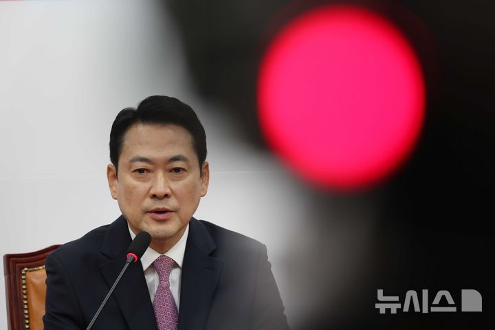 [서울=뉴시스] 조성봉 기자 = 장동혁 국민의힘 대표가 24일 오전 서울 여의도 국회에서 열린 '정동영 통일부 장관 해임안' 등 현안 관련 기자간담회에서 취재진의 질문에 답변하고 있다. 2026.04.24. suncho21@newsis.com