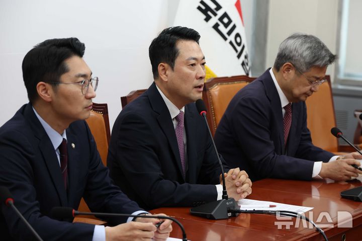 [서울=뉴시스] 조성봉 기자 = 장동혁 국민의힘 대표가 24일 오전 서울 여의도 국회에서 열린 '정동영 통일부 장관 해임안' 등 현안 관련 기자간담회에서 발언을 하고 있다. 2026.04.24. suncho21@newsis.com