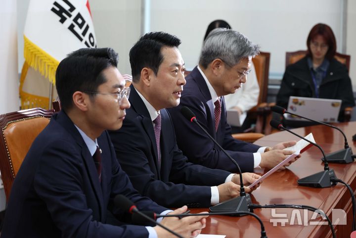 [서울=뉴시스] 조성봉 기자 = 장동혁 국민의힘 대표가 24일 오전 서울 여의도 국회에서 열린 '정동영 통일부 장관 해임안' 등 현안 관련 기자간담회에서 발언을 하고 있다. 2026.04.24. suncho21@newsis.com