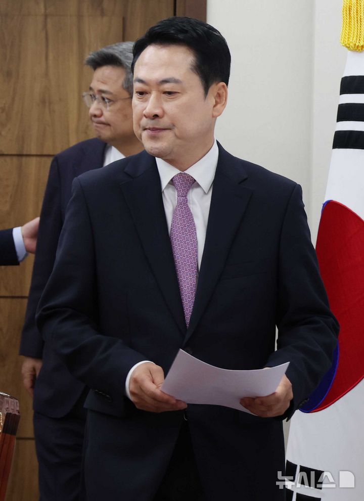 [서울=뉴시스] 조성봉 기자 = 장동혁 국민의힘 대표가 24일 오전 서울 여의도 국회에서 열린 '정동영 통일부 장관 해임안' 등 현안 관련 기자간담회에 참석하고 있다. 2026.04.24. suncho21@newsis.com