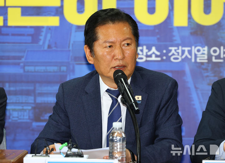 [인천=뉴시스] 황준선 기자 = 정청래 더불어민주당 대표가 24일 오전 인천 연수구 정지열 더불어민주당 연수구청장 후보 선거사무소에서 열린 현장 최고위원회의에서 발언하고 있다. 2026.04.24. hwang@newsis.com