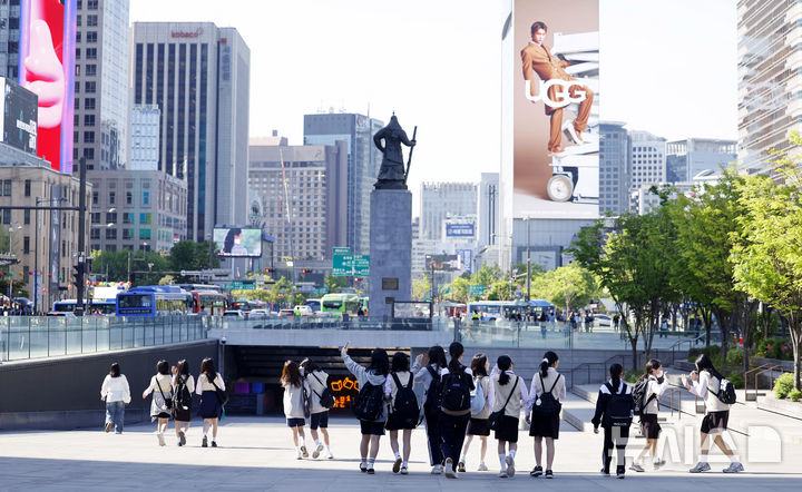 [서울=뉴시스] 김혜진 기자 =토요일인 25일은 전국이 맑고 건조한 가운데 낮 기온이 최고 27도까지 오르며 초여름 같은 날씨가 이어질 전망이다. 사진은 서울 낮 최고 기온이 26도까지 올라가는 등 초여름 날씨를 보이는 24일 서울 종로구 광화문광장에서 시민들이 길을 걷고 있는 모습. 2026.04.24. jini@newsis.com