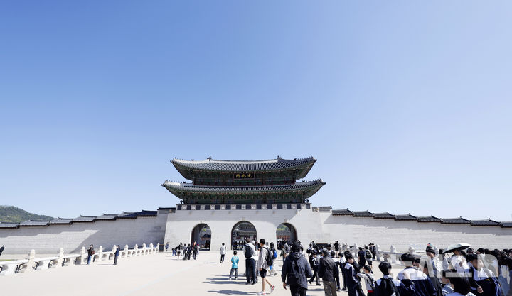파란 하늘 보이는 광화문