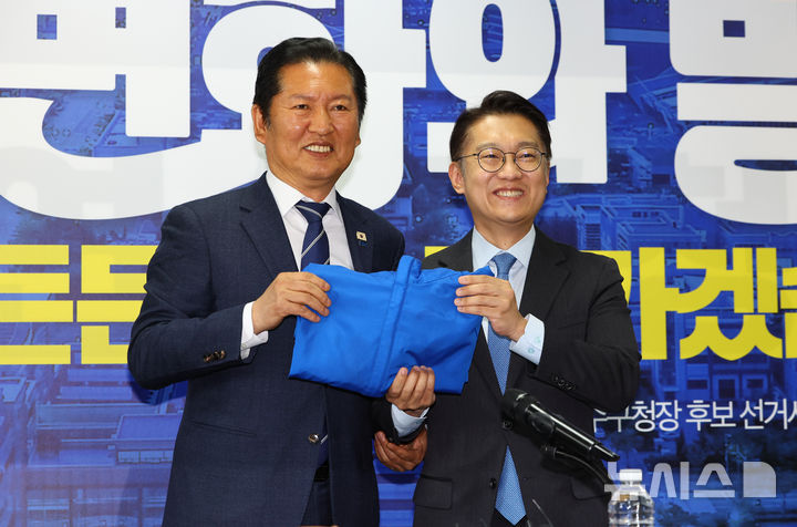 [인천=뉴시스] 황준선 기자 = 정청래 더불어민주당 대표가 24일 오전 인천 연수구 정지열 더불어민주당 연수구청장 후보 선거사무소에서 열린 현장 최고위원회의에서 김남준 더불어민주당 인천 계양을 보궐선거 후보에게 파란 점퍼를 전달한 뒤 기념촬영 하고 있다. 2026.04.24. hwang@newsis.com