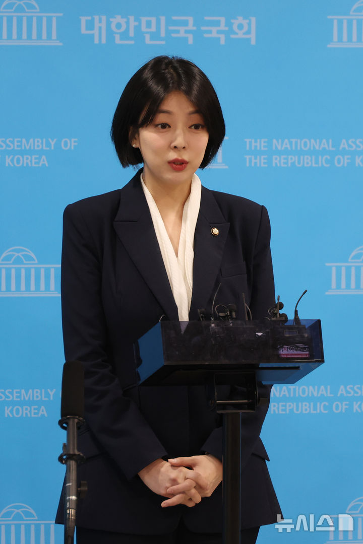 [서울=뉴시스] 고승민 기자 = 배현진 국민의힘 의원이 24일 서울 여의도 국회 소통관에서 취재진 질문에 답하고 있다. 2026.04.24. kkssmm99@newsis.com