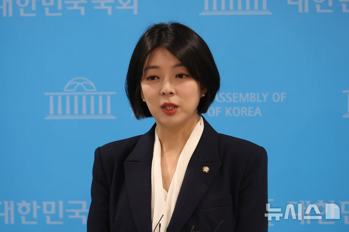 [서울=뉴시스] 고승민 기자 = 배현진 국민의힘 의원이 24일 서울 여의도 국회 소통관에서 취재진 질문에 답하고 있다. 2026.04.24. kkssmm99@newsis.com