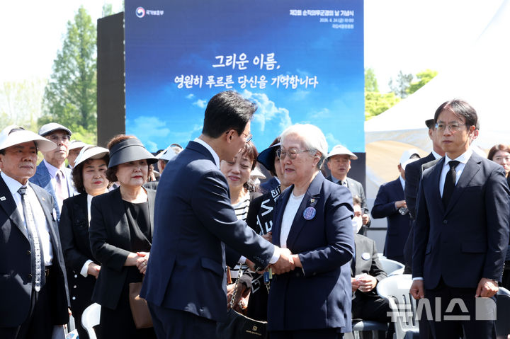 [서울=뉴시스] 최진석 기자 = 김민석 국무총리가 24일 서울 동작구 국립서울현충원에서 열린 제3회 순직의무군경의 날 기념식을 마친 후 이동하며 유가족을 위로하고 있다. 2026.04.24. myjs@newsis.com