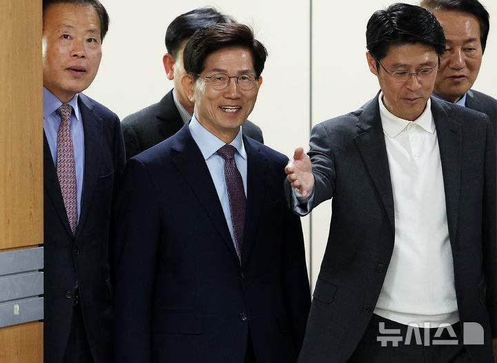 [서울=뉴시스] 이영환 기자 = 제21대 대통령 선거 과정에서 예비후보 신분으로 유권자들에게 명함을 돌린 혐의로 재판에 넘겨진 김문수 전 고용노동부 장관이 24일 오전 서울 서초구 서울중앙지방법원에서 열린 선고 공판을 마친 후 이동하고 있다. 서울중앙지법 형사합의35부(부장판사 백대현)는 24일 공직선거법 위반 혐의를 받는 김 전 장관에게 벌금 50만원을 선고했다. 2026.04.24. 20hwan@newsis.com