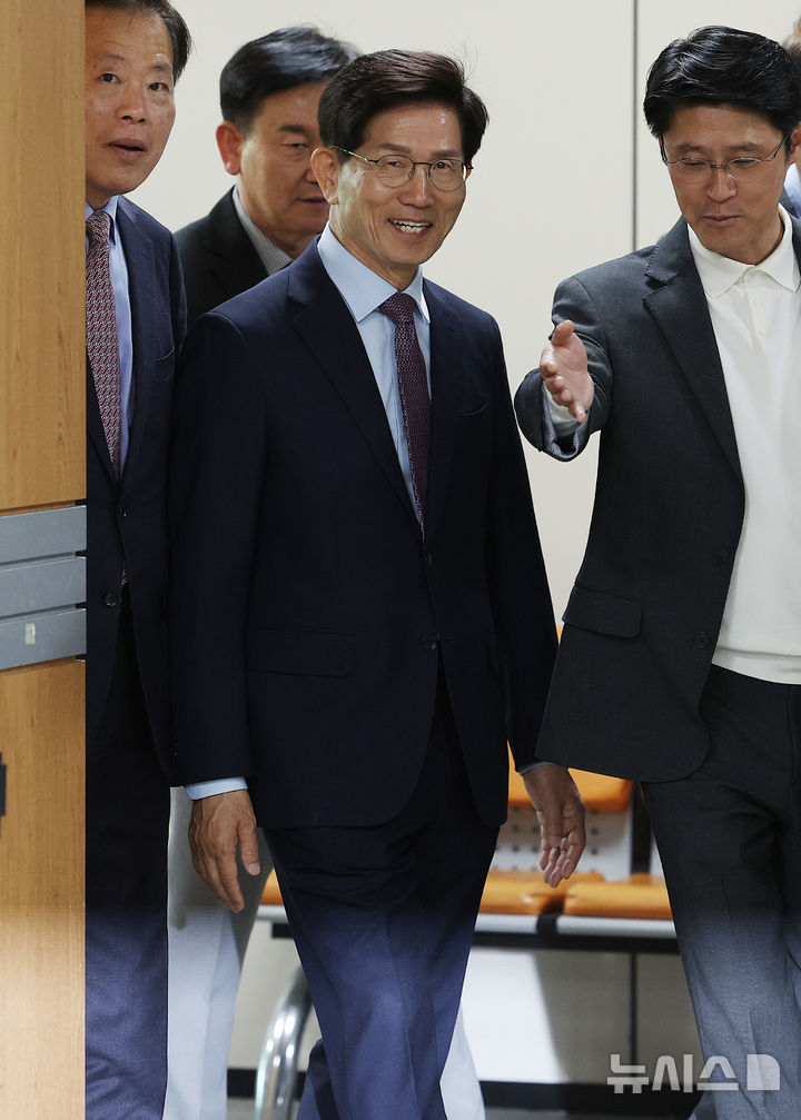 [서울=뉴시스] 이영환 기자 = 제21대 대통령 선거 과정에서 예비후보 신분으로 유권자들에게 명함을 돌린 혐의로 재판에 넘겨진 김문수 전 고용노동부 장관이 24일 오전 서울 서초구 서울중앙지방법원에서 열린 선고 공판을 마친 후 이동하고 있다. 서울중앙지법 형사합의35부(부장판사 백대현)는 24일 공직선거법 위반 혐의를 받는 김 전 장관에게 벌금 50만원을 선고했다. 2026.04.24. 20hwan@newsis.com