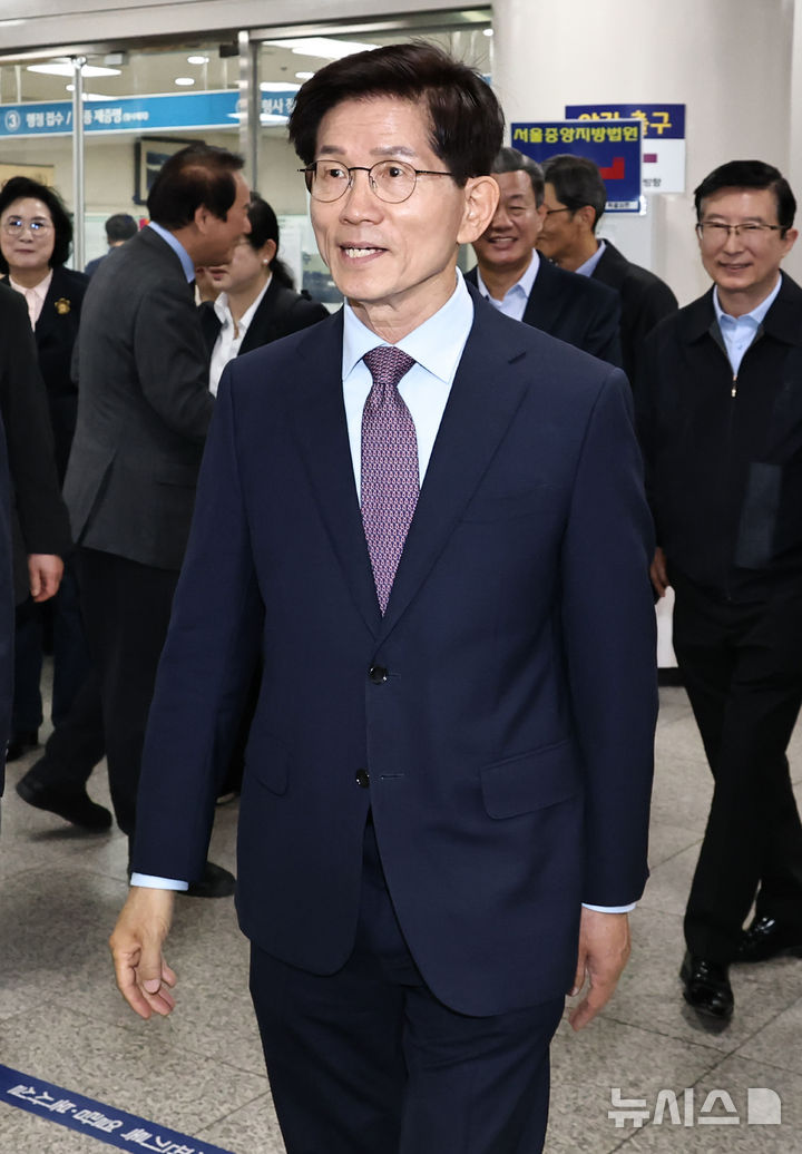 [서울=뉴시스] 이영환 기자 = 제21대 대통령 선거 과정에서 예비후보 신분으로 유권자들에게 명함을 돌린 혐의로 재판에 넘겨진 김문수 전 고용노동부 장관이 24일 오전 서울 서초구 서울중앙지방법원에서 열린 선고 공판에 출석하고 있다. (공동취재) 2026.04.24. photo@newsis.com