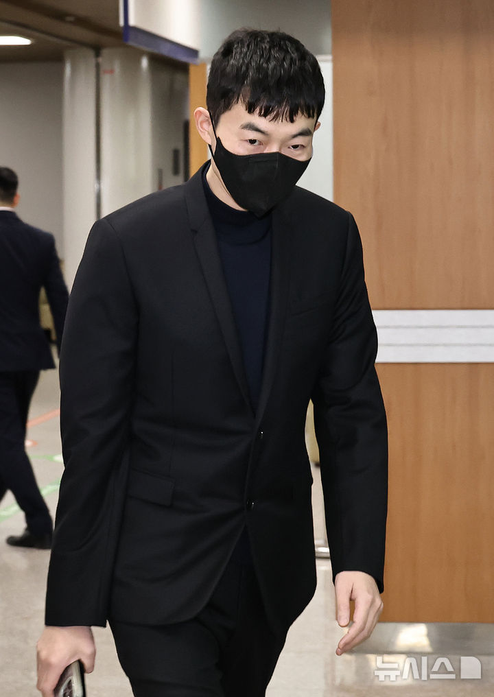 [서울=뉴시스] 이영환 기자 = 현직 교사로부터 수능 관련 모의고사 문항을 부정거래 한 혐의로 재판에 넘겨진 '일타강사' 현우진 씨가 24일 서울 서초구 서울중앙지방법원에서 열린 청탁금지법 위반 혐의 첫 공판에 출석하고 있다. (공동취재) 2026.04.24. photo@newsis.com