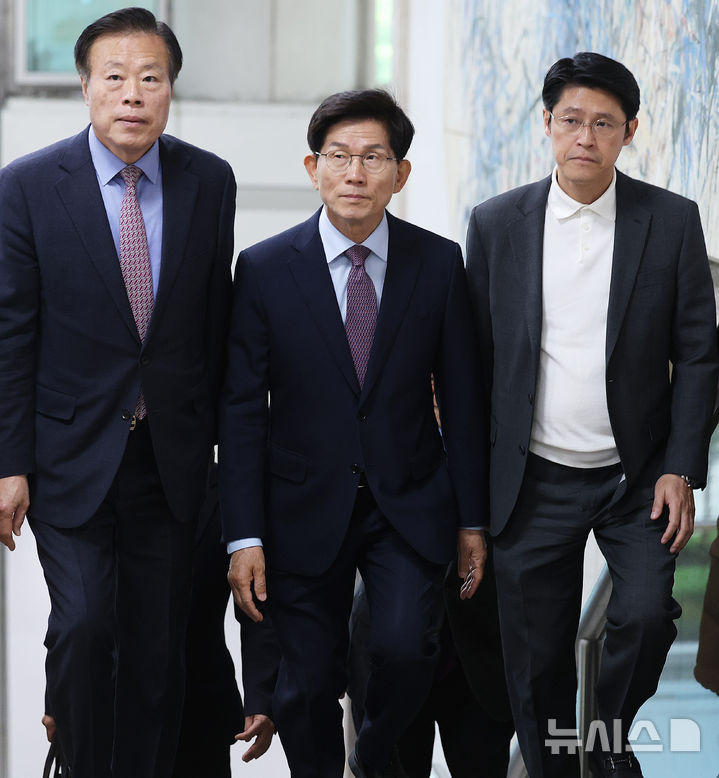 [서울=뉴시스] 이영환 기자 = 제21대 대통령 선거 과정에서 예비후보 신분으로 유권자들에게 명함을 돌린 혐의로 재판에 넘겨진 김문수 전 고용노동부 장관이 24일 오전 서울 서초구 서울중앙지방법원에서 열린 선고 공판에 출석하고 있다. (공동취재) 2026.04.24. photo@newsis.com