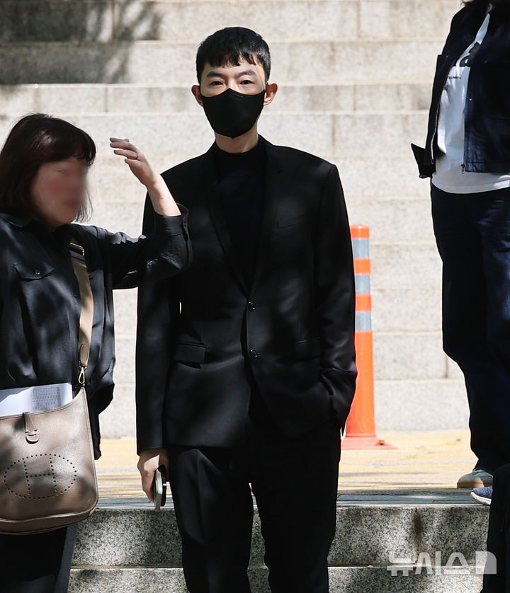 [서울=뉴시스] 이영환 기자 = 현직 교사로부터 수능 관련 모의고사 문항을 부정거래 한 혐의로 재판에 넘겨진 '일타강사' 현우진 씨가 24일 서울 서초구 서울중앙지방법원에서 열린 청탁금지법 위반 혐의 첫 공판에 출석하고 있다. (공동취재) 2026.04.24. photo@newsis.com