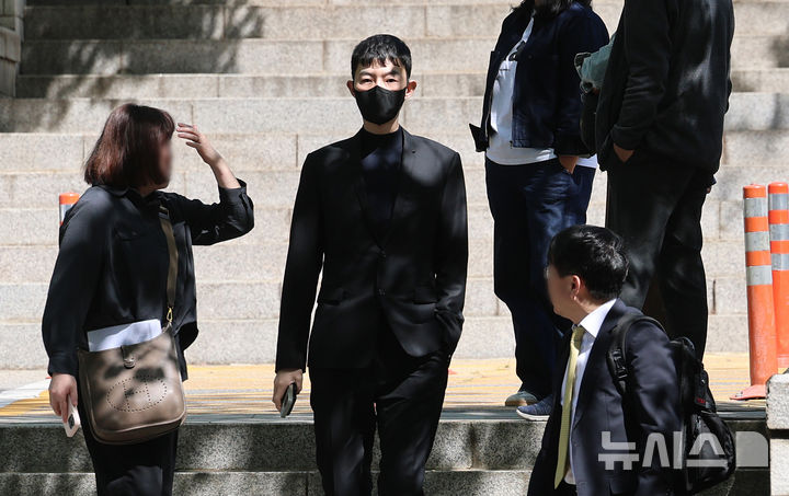 [서울=뉴시스] 이영환 기자 = 현직 교사로부터 수능 관련 모의고사 문항을 부정거래 한 혐의로 재판에 넘겨진 '일타강사' 현우진 씨가 24일 서울 서초구 서울중앙지방법원에서 열린 청탁금지법 위반 혐의 첫 공판에 출석하고 있다. (공동취재) 2026.04.24. photo@newsis.com