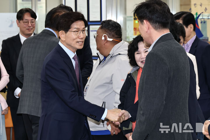 [서울=뉴시스] 이영환 기자 = 제21대 대통령 선거 과정에서 예비후보 신분으로 유권자들에게 명함을 돌린 혐의로 재판에 넘겨진 김문수 전 고용노동부 장관이 24일 오전 서울 서초구 서울중앙지방법원에서 열린 선고 공판에 출석하고 있다. (공동취재) 2026.04.24. photo@newsis.com