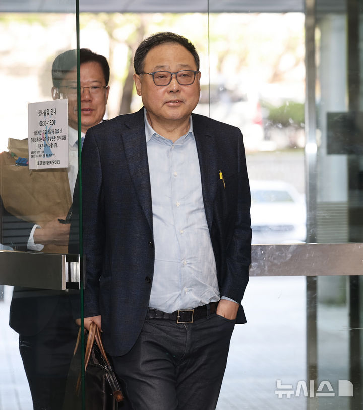 [서울=뉴시스] 이영환 기자 = 김 여사에게 금품을 건네며 각종 청탁을 한 혐의로 함께 재판에 넘겨진 로봇개 사업가 서성빈씨와 최재영 목사도 항소하지 않으며 1심 형이 확정됐다. 사진은 서씨의 모습. (공동취재) 2026.07.06. photo@newsis.com