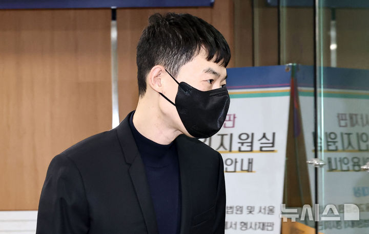 [서울=뉴시스] 이영환 기자 = 현직 교사로부터 수능 관련 모의고사 문항을 부정거래 한 혐의로 재판에 넘겨진 '일타강사' 현우진 씨가 24일 서울 서초구 서울중앙지방법원에서 열린 청탁금지법 위반 혐의 첫 공판에 출석하고 있다. (공동취재) 2026.04.24. photo@newsis.com