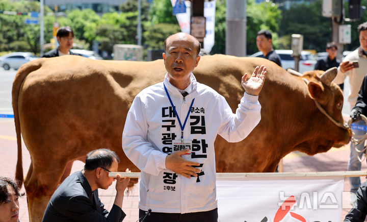 [대구=뉴시스] 이무열 기자 = 김한구 무소속 대구시장 예비후보가 24일 대구 수성구 범어네거리 인근에서 맨발로 소를 끌고 나와 기자회견을 하고 있다. 2026.04.24. lmy@newsis.com