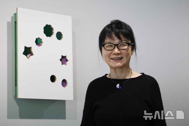 [부산=뉴시스] 박진희 기자 = 홍승혜 작가가 24일 부산 수영구 국제갤러리 부산점에서 개인전 '이동 중(On the Move)' 기자간담회를 하고 있다. 작가는 이번 전시를 “디지털 세계로 진입한 이후 전개해온 기하학적 이미지의 움직임에 관한 보고서”라고 설명한다. 2026.04.24. pak7130@newsis.com