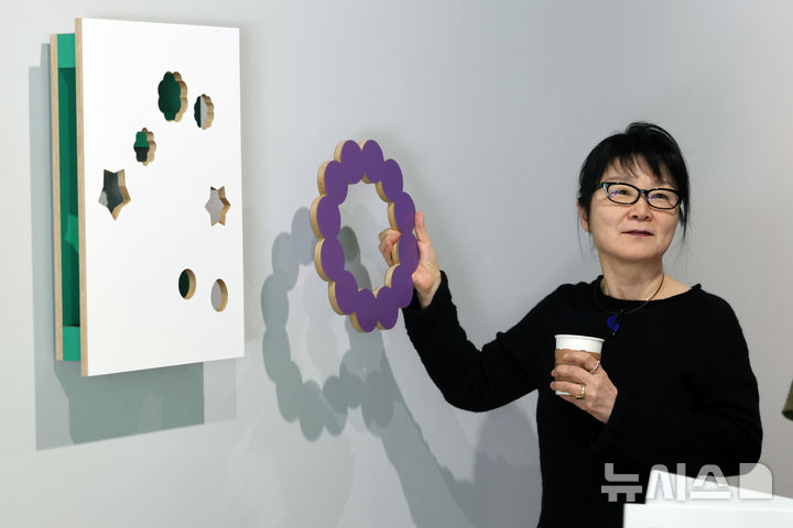 [부산=뉴시스] 박진희 기자 = 홍승혜 작가가 24일 부산 수영구 국제갤러리 부산점에서 개인전 '이동 중(On the Move)' 기자간담회를 하고 있다. 작가는 이번 전시를 “디지털 세계로 진입한 이후 전개해온 기하학적 이미지의 움직임에 관한 보고서”라고 설명한다. 2026.04.24. pak7130@newsis.com