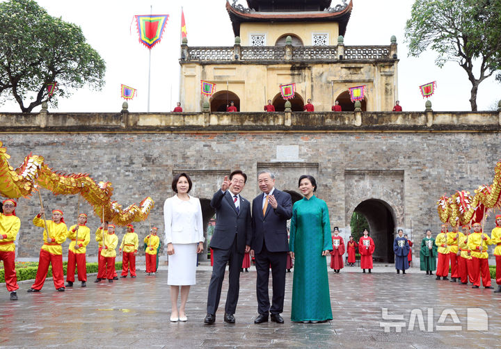 [하노이=뉴시스] 고범준 기자 = 이재명 대통령과 김혜경 여사가 24일(현지 시간) 유네스코 세계 문화유산으로 등재된 베트남 하노이 탕롱황성을 방문해 또 럼 당 서기장 겸 국가주석, 응오 프엉 리 여사와 기념촬영에 앞서 대화하고 있다. 2026.04.24. bjko@newsis.com