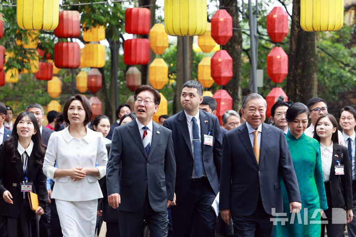 [하노이=뉴시스] 고범준 기자 = 이재명 대통령과 김혜경 여사가 24일(현지 시간) 유네스코 세계 문화유산으로 등재된 베트남 하노이 탕롱황성을 방문해 또 럼 당 서기장 겸 국가주석, 응오 프엉 리 여사와 탕롱황성을 둘러보고 있다. 2026.04.24. bjko@newsis.com