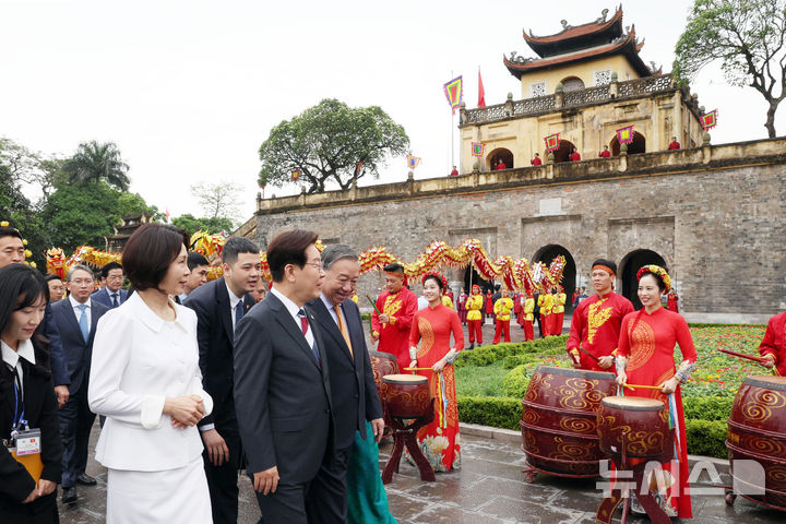 [하노이=뉴시스] 고범준 기자 = 이재명 대통령과 김혜경 여사가 24일(현지 시간) 유네스코 세계 문화유산으로 등재된 베트남 하노이 탕롱황성을 방문해 또 럼 당 서기장 겸 국가주석, 응오 프엉 리 여사와 탕롱황성을 둘러보고 있다. 2026.04.24. bjko@newsis.com