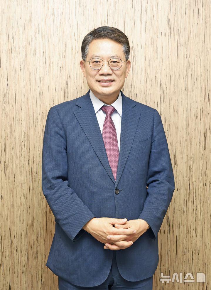 [서울=뉴시스] 김혜진 기자 = 윤호상 서울시교육감 예비후보가 24일 서울 중구 선거사무실에서 뉴시스와 인터뷰에 앞서 포즈를 취하고 있다. 2026.04.24. jini@newsis.com