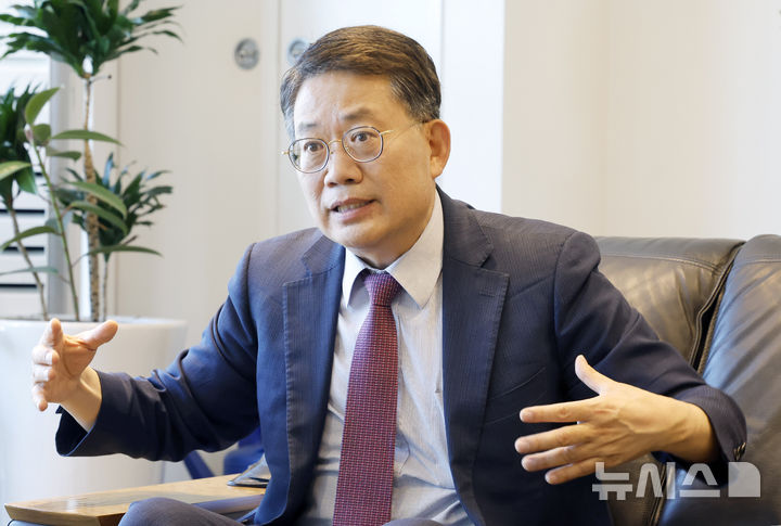 [서울=뉴시스] 김혜진 기자 = 윤호상 서울시교육감 예비후보가 24일 서울 중구 선거사무실에서 뉴시스와 인터뷰하고 있다. 2026.04.24. jini@newsis.com