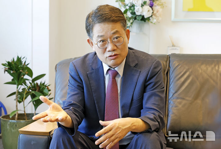 [서울=뉴시스] 김혜진 기자 = 윤호상 서울시교육감 예비후보가 24일 서울 중구 선거사무실에서 뉴시스와 인터뷰하고 있다. 2026.04.24. jini@newsis.com