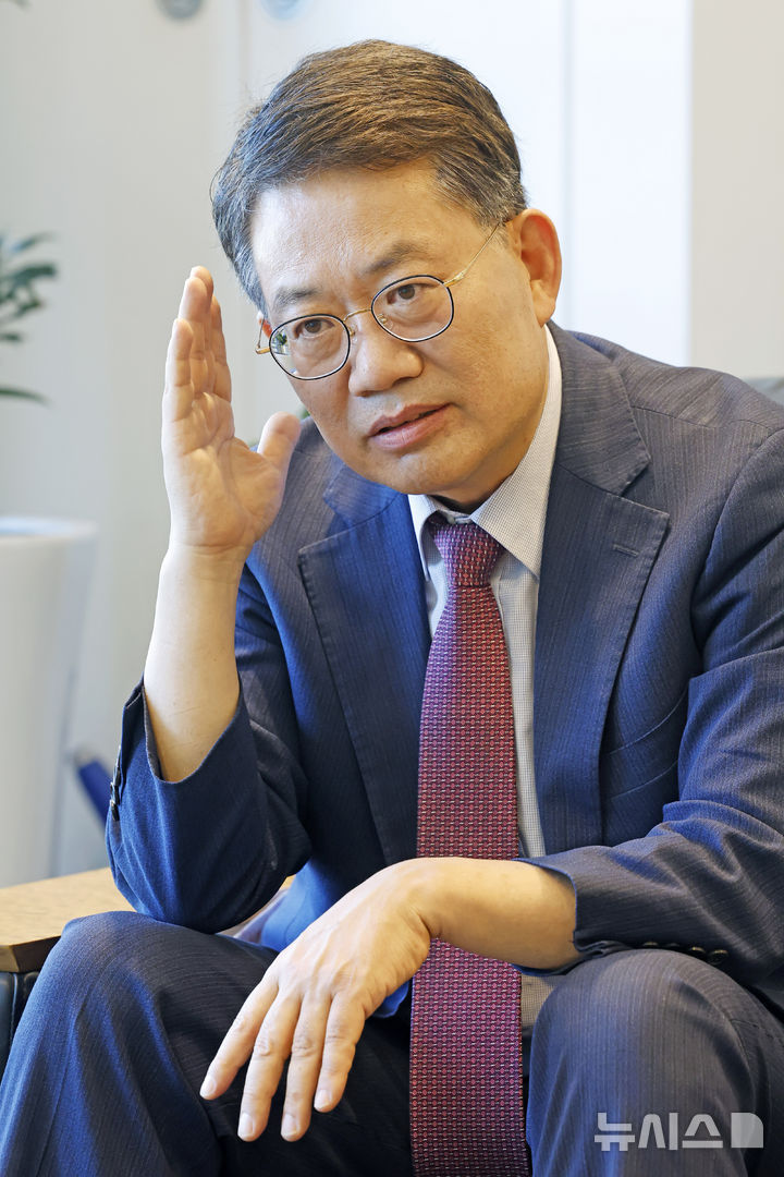 [서울=뉴시스] 김혜진 기자 = 윤호상 서울시교육감 예비후보가 24일 서울 중구 선거사무실에서 뉴시스와 인터뷰하고 있다. 2026.04.24. jini@newsis.com