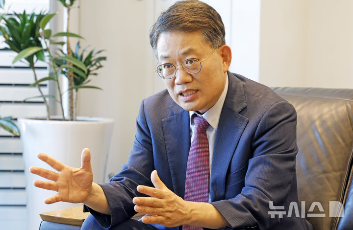 [서울=뉴시스] 김혜진 기자 = 윤호상 서울시교육감 예비후보가 24일 서울 중구 선거사무실에서 뉴시스와 인터뷰하고 있다. 2026.04.24. jini@newsis.com
