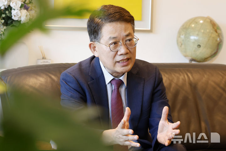 [서울=뉴시스] 김혜진 기자 = 윤호상 서울시교육감 예비후보가 24일 서울 중구 선거사무실에서 뉴시스와 인터뷰하고 있다. 2026.04.24. jini@newsis.com