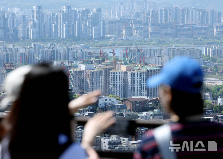 [서울=뉴시스] 조수정 기자 = 중동 전쟁 장기화와 호르무즈 해협 봉쇄 여파로 나프타 수급에 비상이 걸리면서 건설현장에도 영향을 미치고 있다. 레미콘 핵심 원료 혼화제 공급난, 내장재와 단열재 등 건축 자재 부족 우려도 나오고 있다. 건설 비용 상승에 1분기 전국 아파트 분양가가 가파르게 상승하며 건설업계의 원가 부담이 커지는 상황이다. 1분기 전국 평균 분양가는 3.3㎡당 2272만원으로 전년 대비 8.6% 상승, 전용면적 84㎡(국민평형) 기준으로 환산하면 약 6086만원 올랐다. 사진은 24일 서울 남산에서 바라본 아파트 건설 현장. 2026.04.24. chocrystal@newsis.com