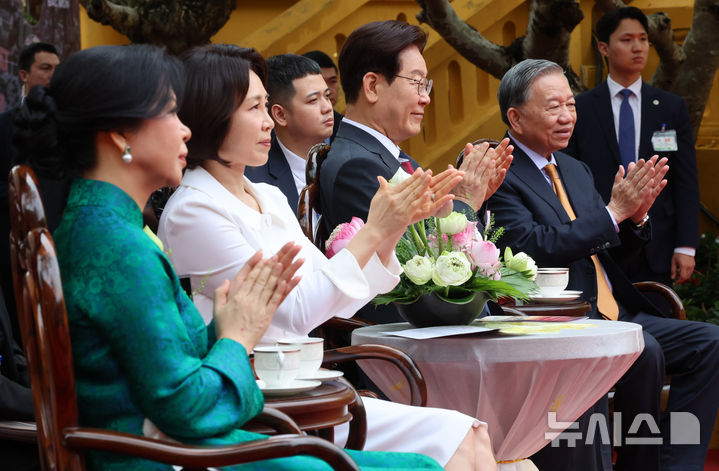 [하노이=뉴시스] 고범준 기자 = 이재명 대통령과 김혜경 여사가 24일(현지 시간) 유네스코 세계 문화유산으로 등재된 베트남 하노이 탕롱황성을 방문해 또 럼 당 서기장 겸 국가주석, 응오 프엉 리 여사와 전통 공연을 관람하며 박수를 치고 있다. 2026.04.24. bjko@newsis.com